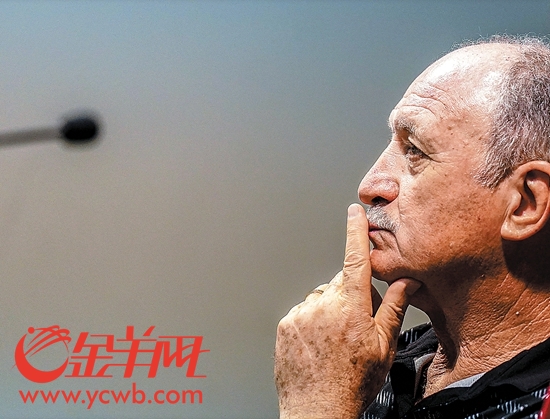 斯科拉里在昨天的赛前新闻发布会上保持低调 斯科拉里在昨天的赛前新闻发布会上保持低调