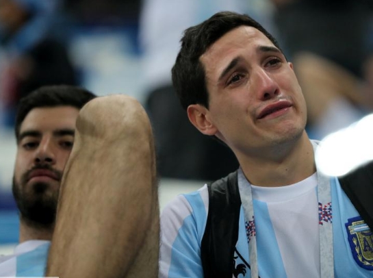  被灌3球后 阿根廷球迷难掩失落泪洒球场