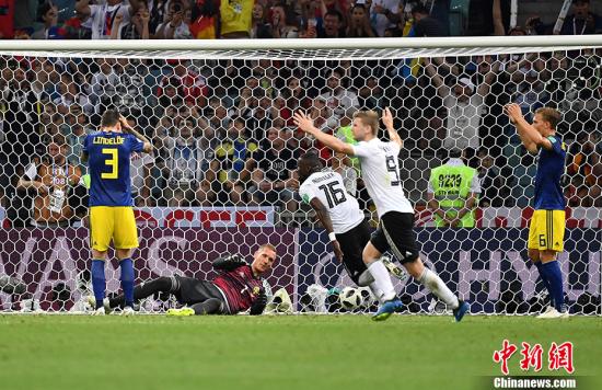 德国队庆祝最后时刻的进球。 <a target='_blank' href='http://www.chinanews.com/'><p  align=