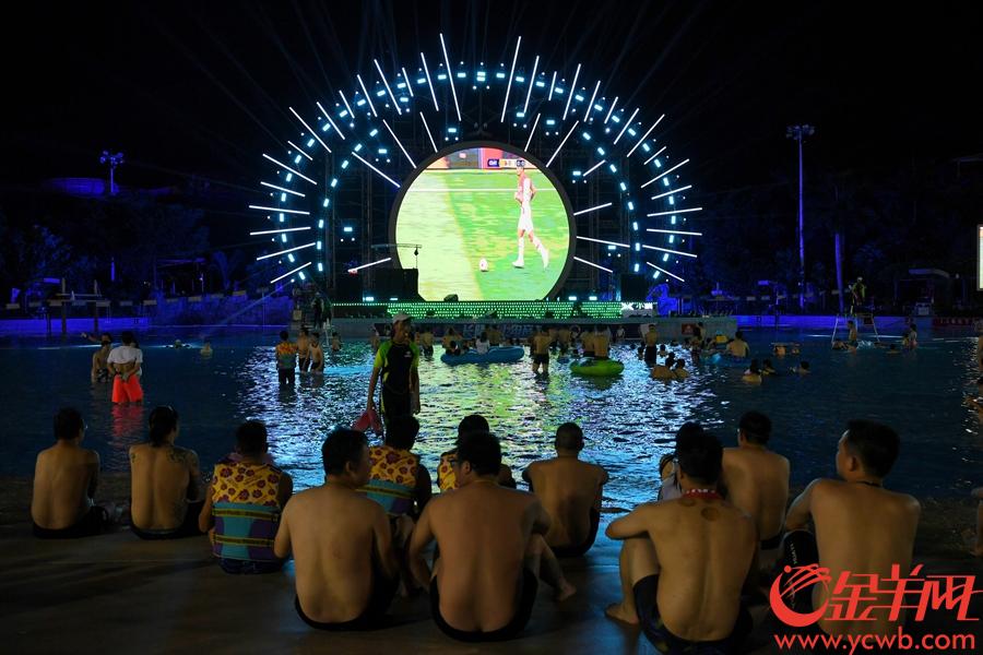 2018年7月15日，世界杯决赛夜，长隆水上世界大屏幕转播比赛，球迷们泡在水中消暑看球。 金羊网记者 宋金峪 摄