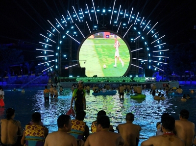  世界杯决赛夜球迷水中看球