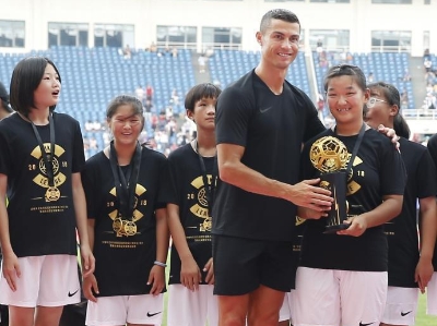  C罗现身北京奥体中心 为校园足球联赛冠军颁奖