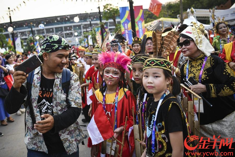 2018年8月18日，雅加达亚运会在雅加达格拉罗蓬卡诺体育场盛大开幕。当天下午，在开幕式主场馆外，身穿印尼民族特色服饰的表演者与前来观看开幕式的观众一起载歌载舞，汇成一片欢乐的海洋。 金羊网特派雅加达记者 周巍 摄影报道