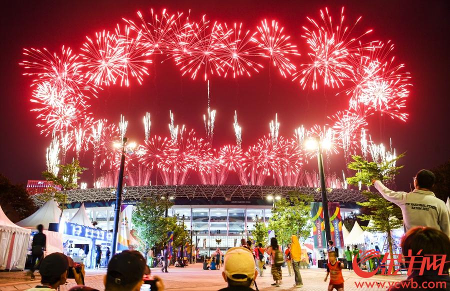 北京时间2018年8月18日晚8时，第18届亚运会在雅加达格拉罗蓬卡诺体育场盛大开幕。图为 格拉罗蓬卡诺体育场上空绽放出绚丽的烟花。 金羊网特派记者 周巍 摄