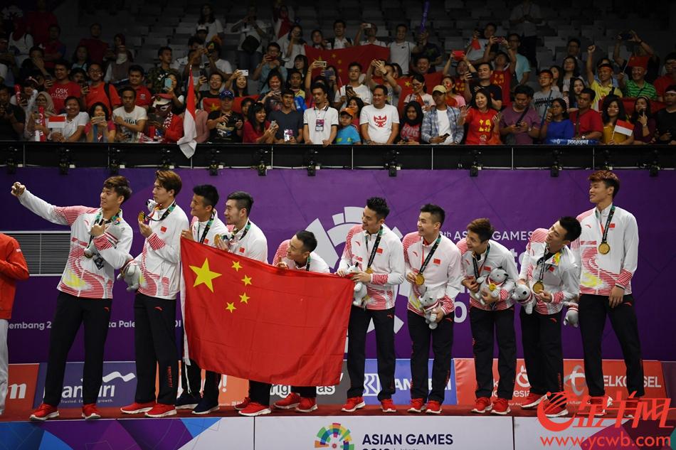 2018年8月22日晚，亚运会羽毛球男子团体决赛在中国和印尼之间展开角逐。最终中国队以大比分3比1战胜印尼夺冠。在颁奖典礼上，中国队的小伙子们玩起了自拍。金羊网特派记者 周巍 发自雅加达