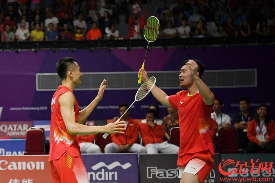 2018年8月22日晚，亚运会羽毛球男子团体决赛在中国和印尼之间展开角逐。最终中国队以大比分3比1战胜印尼夺冠。金羊网特派记者 周巍 发自雅加达