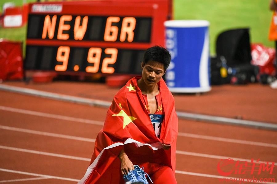 亚运会男子100米决赛苏炳添以9秒92的成绩破赛会纪录夺冠。 金羊网特派记者 周巍 摄
