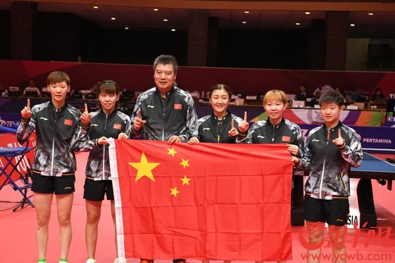 2018年8月28日，亚运会乒乓球团体赛展开金牌角逐。中国女队先拔头筹，以总比分3-0战胜朝鲜队，夺得冠军。 图为夺冠后中国女队合影。 金羊网特派记者 周巍 摄