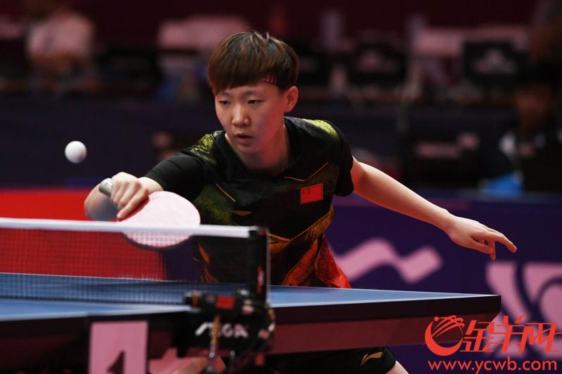 2018年8月28日，亚运会乒乓球团体赛展开金牌角逐。中国女队先拔头筹，以总比分3-0战胜朝鲜队，夺得冠军。 图为中国队王曼昱在比赛中。 金羊网特派记者 周巍 摄