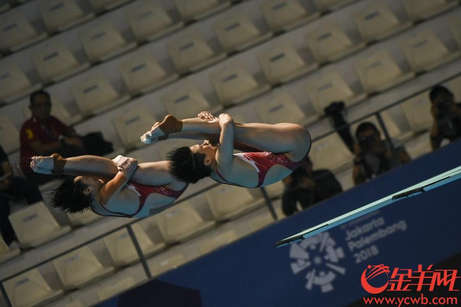 2018年8月29日，亚运会女子跳水三米板决赛中国队施廷懋、昌雅妮夺冠。 金羊网特派记者 周巍 摄