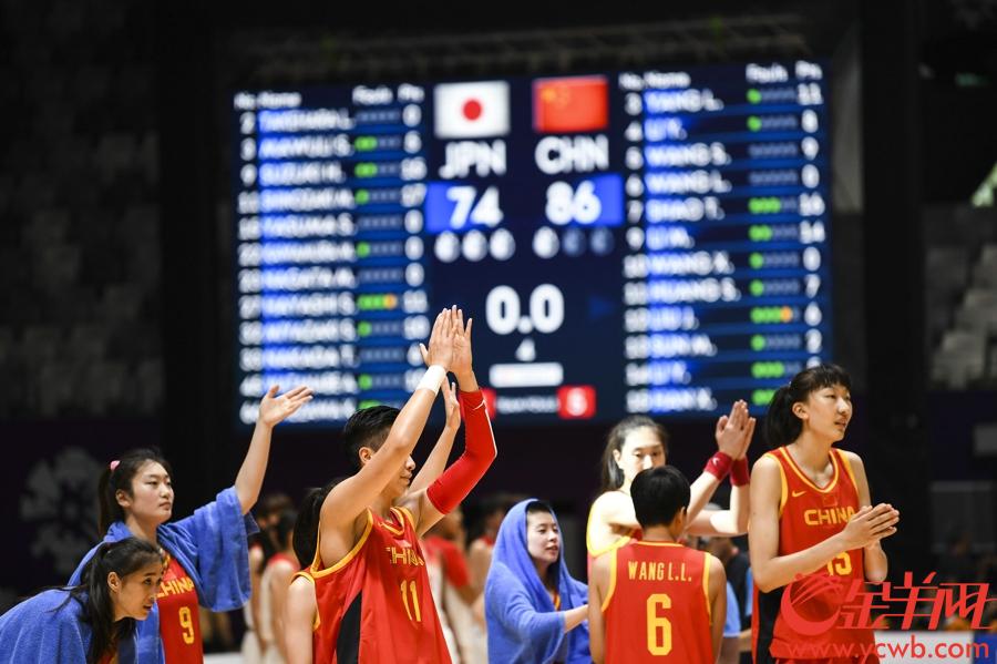 金羊网特派记者周巍摄影报道:2018年8月30日,雅加达亚运会女篮项目展开了半决赛的比拼,中国队与日本队争夺一个决赛席位。经过四节比赛,最终中国队以86-74击败日本,挺进决赛。
中国女篮将会在决赛中迎战朝韩联队,后者在球队头号球星朴智秀归来的情况下,在半决赛中以89-66复仇中国台北队,在此前小组赛的交手中,中国台北队曾以87-85险胜韩朝联队。
