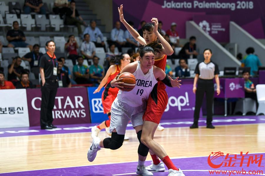 9月1日，雅加达亚运会女篮项目的最后一个比赛日，中国女篮在决赛中迎战朝韩联队，经过四节激战，最终中国女篮以71-65击败朝韩联队，夺得冠军。

金羊网特派记者 周巍 摄