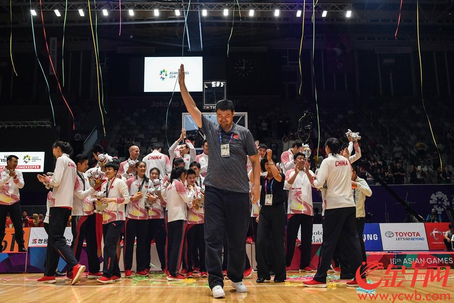 2018年9月1日，亚运男篮女篮迎来决赛。中国男篮、女篮齐齐夺冠，让亲自坐镇雅加达的篮协主席姚明笑逐颜开。 金羊网特派记者 周巍 摄