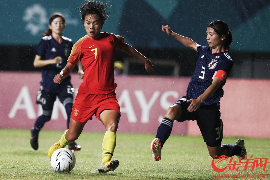 亚运会女足决赛中国队0-1憾负日本，女足姑娘赛后难掩失望。 金羊网特派记者 周巍 摄