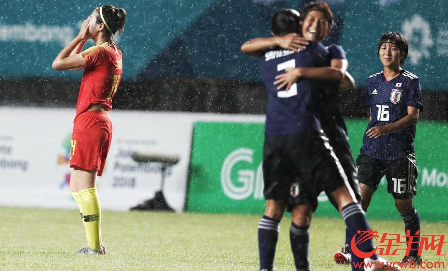 亚运会女足决赛中国队0-1憾负日本，女足姑娘赛后难掩失望。 金羊网特派记者 周巍 摄