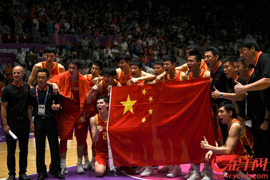 2018年9月1日，亚运男篮女篮迎来决赛。中国男篮、女篮齐齐夺冠，让亲自坐镇雅加达的篮协主席姚明笑逐颜开。 金羊网特派记者 周巍 摄