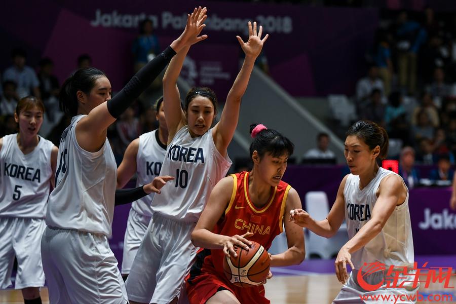 9月1日，雅加达亚运会女篮项目的最后一个比赛日，中国女篮在决赛中迎战朝韩联队，经过四节激战，最终中国女篮以71-65击败朝韩联队，夺得冠军。

金羊网特派记者 周巍 摄