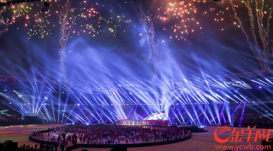 2018年9月2日，雅加达亚运会闭幕式在格拉罗蓬卡诺体育场举行。闭幕式上的烟火表演美轮美奂。 金羊网特派记者 周巍 摄