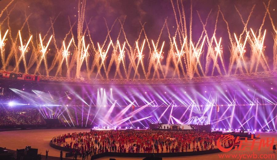 2018年9月2日，雅加达亚运会闭幕式在格拉罗蓬卡诺体育场举行。闭幕式上的烟火表演美轮美奂。 金羊网特派记者 周巍 摄