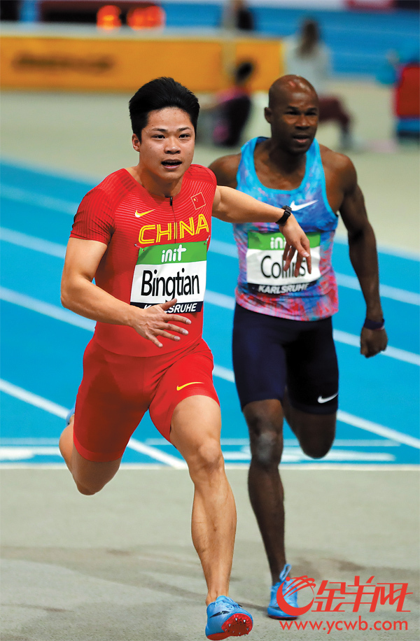 苏炳添率先冲过终点,他的领先优势不小 新华社发