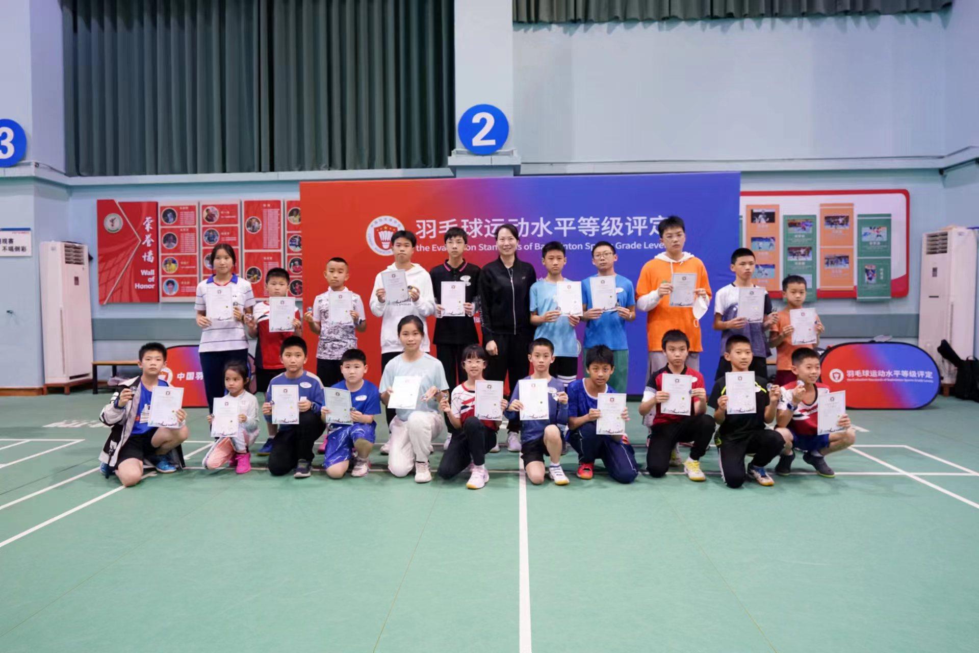 近90名青少年参与羽毛球水平等级评定，张洁雯颁发证书