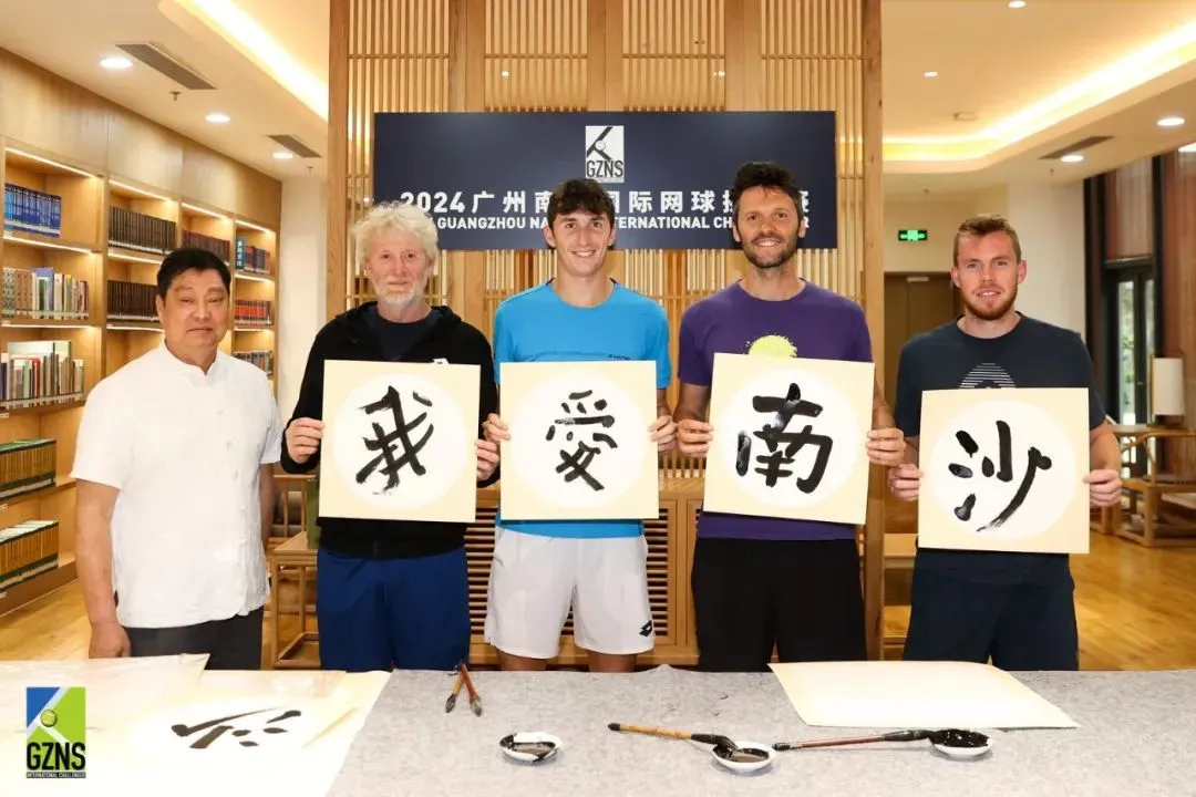 2024广州南沙国际网球挑战赛球员中国书法初体验，用毛笔书写“我爱南沙”