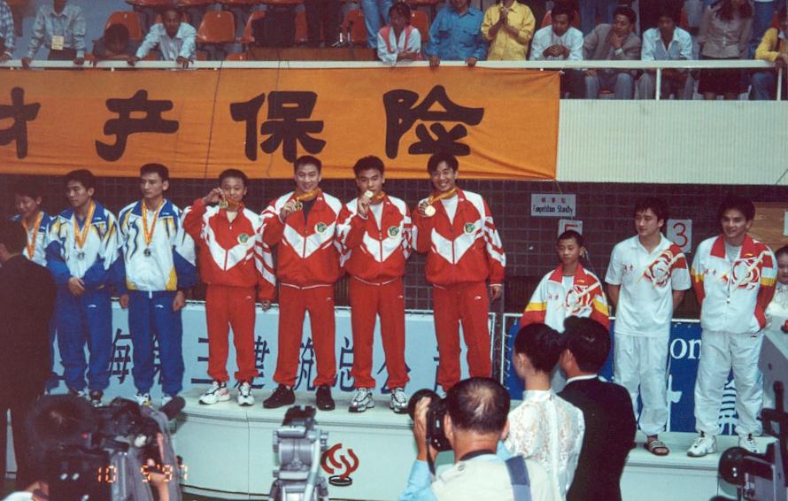 1997年全运会，余卓成与队友联手夺得跳水男团金牌.jpg