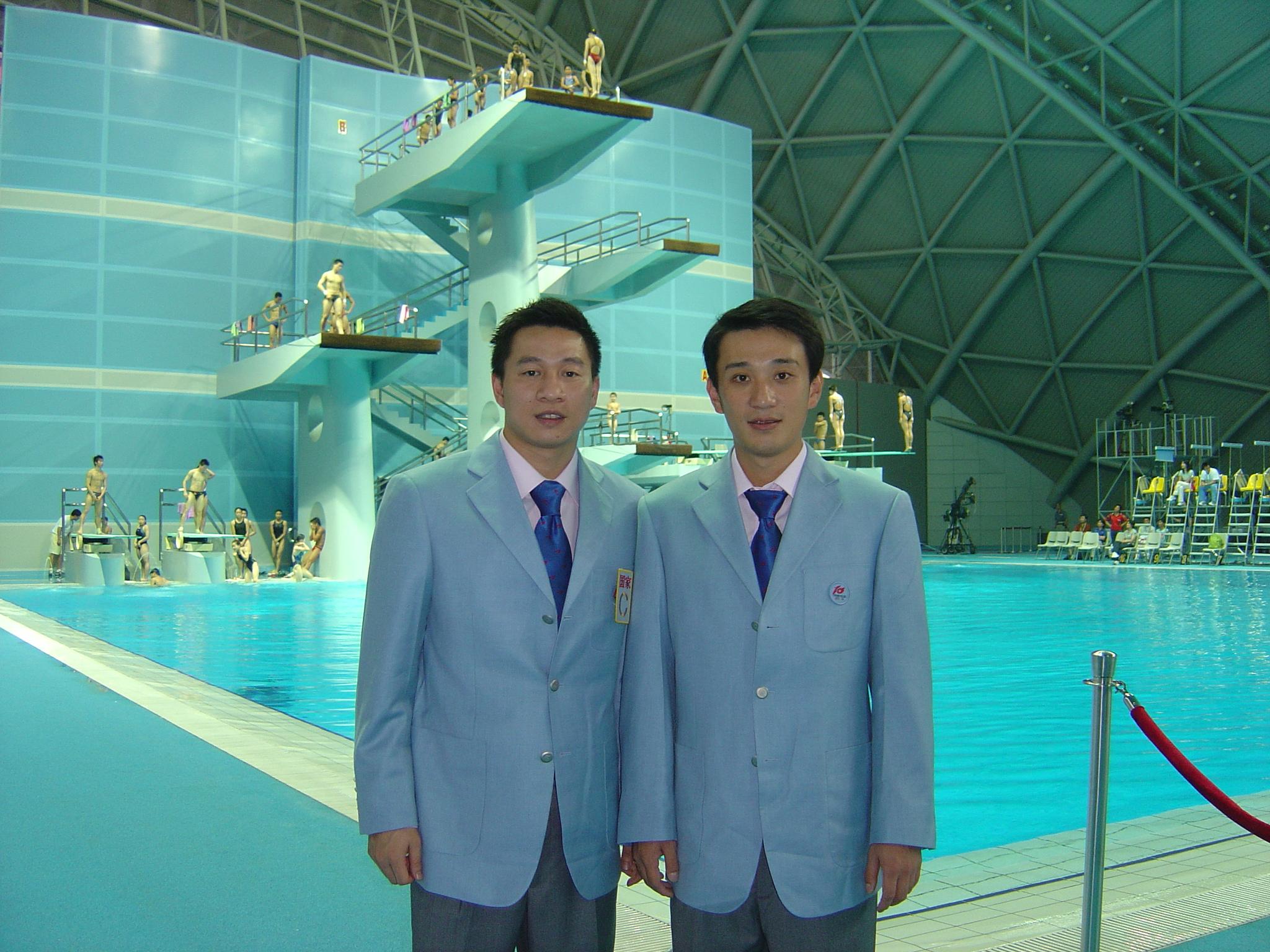 2005年全运会，余卓成与肖海亮这对双人跳板世界冠军搭档一同担任裁判.jpg