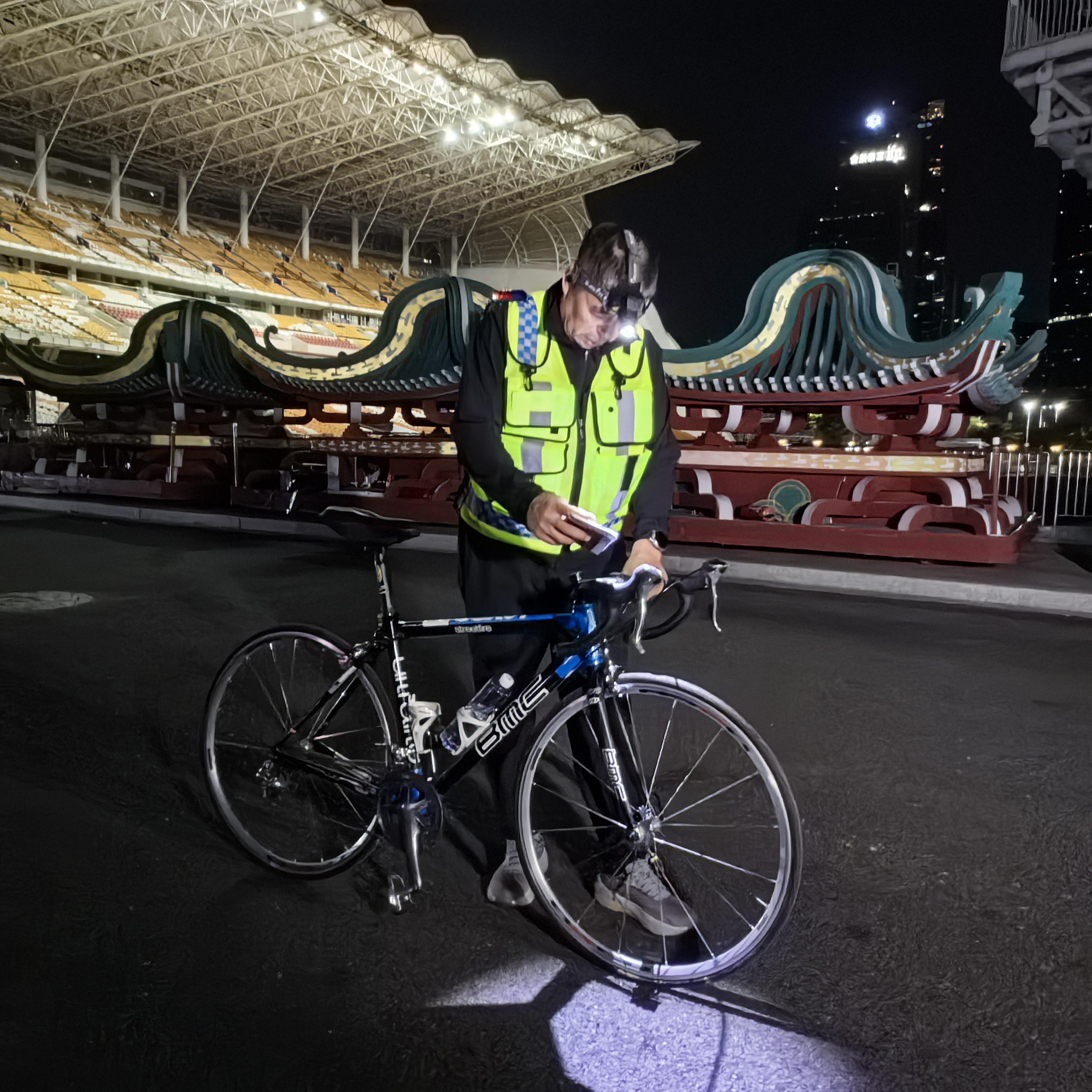 图片[3]-【荇运现场】深夜，他为广马赛道钉下终点的那颗钉-上淘有品虚拟资源下载